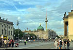 Blick vom Bebelplatz auf das in einem Baugerst eingehllte Deutsche Historische Museum mit dem Berliner Dom und Fernsehturm im Hintergrund.
