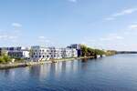 BERLIN, 14.10.2019, Blick von der Parkwegbrcke auf das Stralauer Spreeufer im Ortsteil Friedrichshain