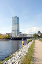 BERLIN, 14.10.2019, Blick vom Stralauer Spreeufer auf Parkwegbrcke und Allianz-Turm