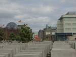 Im Vordergrund das Holocaust-Mahnmal und im Hintergrund die Reichstagskuppel auf der linken und das Brandenburger Tor auf der rechten Seite