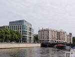 Berlin: Blick von der Spree zur Friedrichstrasse / Schiffbauerdamm am 11, Juni 2022.