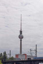 Der Fernsehturm am Alexanderplatz in Berlin gesehen von der Spree am 11.