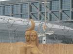 Sandfiguren und Hauptbahnhof.