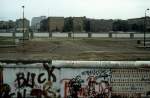 Berlin: Potsdamer Platz - mit einem Teil der Berliner Mauer - im Mai 1989.