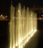 Springbrunnen im Berliner Regierungsviertel nachts.