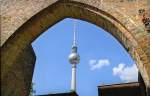 Ruine der Franziskaner-Klosterkirche mit dem Berliner Fernsehturm im Hintergrund.