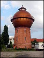 Ein hbsch sanierter Wasserturm prgt, mit seiner in der Sonne glnzenden Kupferkuppel, das Bild in der Vetschauer Str.