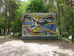 Stlln, Otto Lilienthal Denkmal, Glasmosaik von Erhard Grttner, erschaffen von 1984 bis 1986 (08.07.2025)