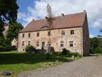 Schloss Badingen, zweigeschossiger, rechteckiger Bau aus Mischmauerwerk mit Satteldach, erbaut im 13.