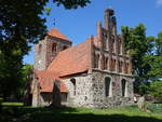 Buberow, evangelische Dorfkirche, erbaut um 1500, Saalkirche aus Feldsteinmauerwerk (28.05.2026)