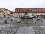 Ruhland, Brunnen und Gebude am Marktplatz (18.09.2021)