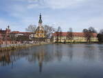 Neuzelle, Blick �ber den Klosterteich zur Klosterkirche und Kanzlei (04.04.2026)