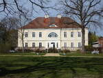 Sieversdorf, Gutshaus, zweigeschossige Putzbau mit Mittelrisalit, erbaut 1689 (05.04.2026)