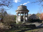 Gr�nheide, Grabmal der Familie Teich, erbaut 1919, Rundtempel aus Th�ringer Travertin (07.04.2026)
