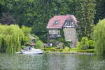 Wohnhaus am Kalksee in Woltersdorf von der Schleusebrcke aus gesehen.