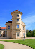 Blick auf den Sdturm des Schlosses Rheinsberg am Schlossgarten.