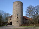 Bergfried der Burg Rabenstein, erbaut ab 1209, Torhaus erbaut 1250 (16.03.2012)