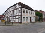 Lenzen, Denkmal und Fachwerkhaus in der Hamburger Stra�e (21.06.2026)