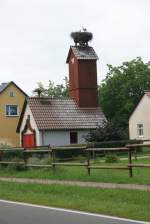 Ortsteil Mulknitz, Feuerwehrdepot mit Storchenfamilie, gesehen am 28.06.09