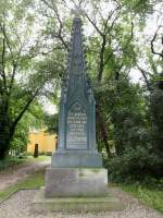 Obelisk, ein gusseisernes Denkmal in Form einer gotischen Fiale mit Eisernem Kreuz (Hhe 5,50 Meter) in Erinnerung an die Schlacht bei Grobeeren gegen die napoleonischen Truppen am 23.