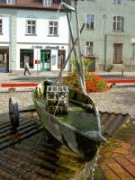 Angermnde, Marktbrunnen von Christian Uhlig, erbaut 1998 (19.09.2012)