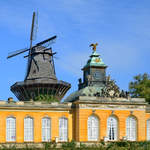 Die Neue Kammern, dahinter die Windmhle im Park Sanssouci.