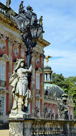 Eine Laterne am Neuen Palais im Park Sanssouci.