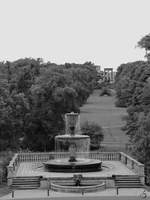 Blick vom Ehrenhof des Schlosses Sanssouci auf den Rossbrunnen.