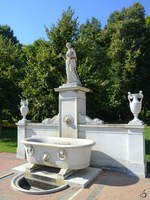 Eine der vier Brunnenwnde, welche am Franzsischen Figurenrondell im Park Sanssouci aufgestellt wurde.