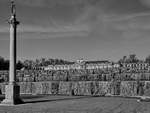 Eine der vier elf Meter hohen Sulen im Park Sanssouci, dahinter die Weinbergterassen und das Schloss.