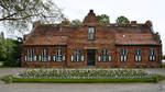 Das ehemalige Damen-/Kavaliershaus Ende April 2018 im Neuen Garten Potsdam.