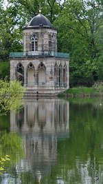 Die 1792 bis 1794 erbaute Gotische Bibliothek Ende April 2018 im Potsdamer Neuen Garten.