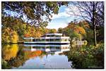 Blick ber den Emmasee im Brgerpark Bremen, im Hintergrund das beliebte Cafe/Restaurant am Emmasee.