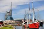 Blick vom Museumshafen aus auf das Mediterrano,Sail City-Hochhaus und das Klimahaus