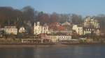 Hamburg am 25.11.2014: Blick auf ein beliebtes Strandlokal an der Elbe in velgnne