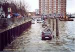 Hamburg Anfang 2006: Hochwasser am Museumshafen Neumhlen, beobachtet von der ffentlichen Verbindungsbrcke auf den Fhranleger Neumhlen (wenn man auf die Warnschilder