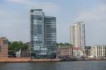 Hamburg-Altona am 30.4.2019: Wohnhaus „Kristall Tower Holzhafen“ an der Groen Elbstrae, errichtet 2011, 72 m hoch, Architekt Kees Christiaanse /
