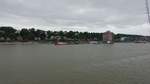 an der Elbe am 14.7.2019: Hamburg, Blick auf velgnne (links) mit dem vielgenutzten Strand, in der Mitte der Fhrschiffanleger Neumhlen/velgnne mit dem Museumshafen 