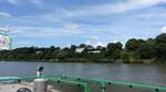 Hamburg am 9.8.2022: mit dem Schiff elbabwrts mit Blick auf das Nienstedtener Ufer mit dem Elbuferwanderweg /