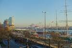 Hamburg am 17.12.2022: Hafentor mit berseebrcke (Cap San Diego) und Elbphilharmonie /