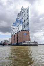 Blick auf die Hamburger Elbphilharmonie von der �berseebr�cke.