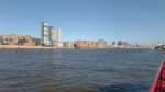 Hamburg am 11.3.2014: Nrdlicher Hafenrand bis zur Hafencity von einem Fhrschiff auf der Elbe gesehen