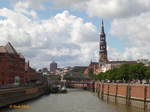 Hamburg am 6.8.2016: Zollkanal mit Blick auf  die St- Annen Brcke und die Hauptkirche St.