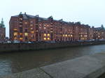 8221 Hamburg am 15.12.2016: Blick ber den Zollkanal zu den Speichern  an der Strae „Neuer Wandrahm“ /