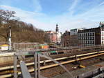 Hamburg am 16.3.2017: Blick von der U-Bahnstation Landungsbrücken über die Gleise auf die Häuser der Straße Hafentor /