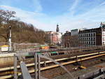 Hamburg am 16.3.2017: Blick von der U-Bahnstation Landungsbrcken ber die Gleise auf die Huser der Strae Hafentor /