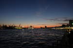 Hamburg am 26.2.2019 um 18,31 Uhr: Sonnenuntergang ber der Elbe, Foto von den Landungsbrcken /