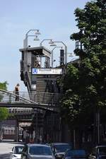 HAMBURG, 29.06.2018, Blick von der Strae Vorsetzen auf den Aufgang zum U-Bahnhof Baumwall