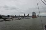 an der Elbe am 14.7.2019: Hamburg, Blick auf die berseebrcke (ohne CAP SAN DIEGO, denn auf der sind wir), dem dahinterliegenden Sportboothafen(Niederhafen) und dem Eingang in die Hafencity