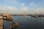 Hamburg am 15.9.2020: Blick von der Plaza der Elbphilharmonie die Norderelbe aufwrts, auf den Kleinen Grasbrook mit Segelschiffhafen, Hansahafen und Afrikahft und –kai /